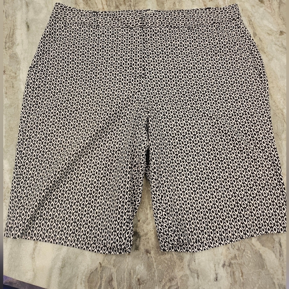 Dana Buchman Black/White print shorts size 10